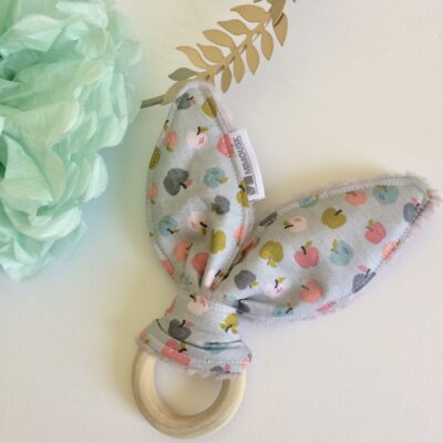 Hochet oreilles & anneau de dentition bois, motif pommes