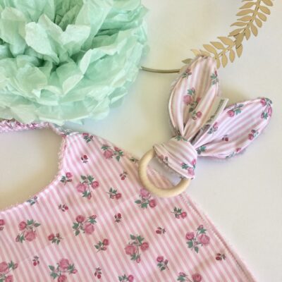 Hochet oreilles & anneau de dentition bois, rayé rose – Image 2