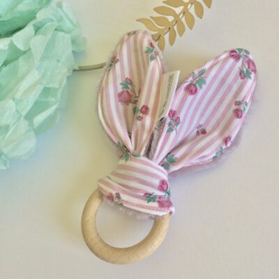 Hochet oreilles & anneau de dentition bois, rayé rose