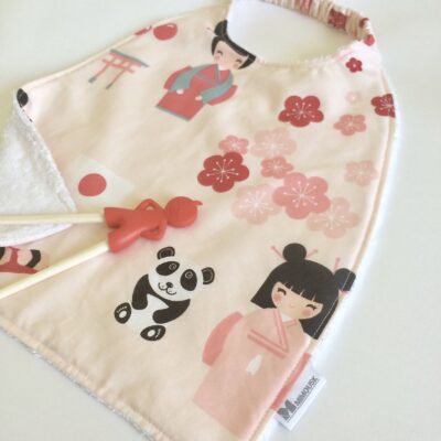 Serviette élastiquée / motif japonais kokeshi rose – Image 3