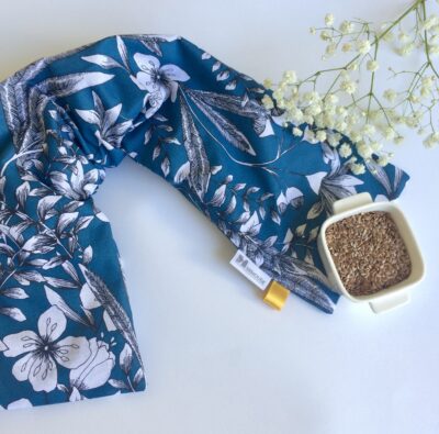 Bouillotte longue XL pour cervicales en graines de lin bio, fleurs bleu canard/blanc