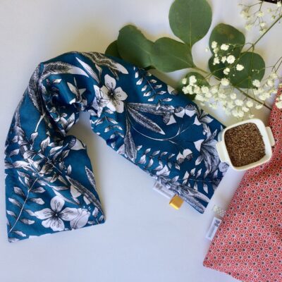 Bouillotte longue XL pour cervicales en graines de lin bio, fleurs bleu canard/blanc – Image 2