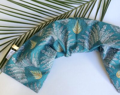 Bouillotte longue pour cervicales en graines de lin bio, décor palmes vert/jaune