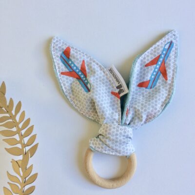 Hochet oreilles Avions minky ciel & anneau de dentition bois