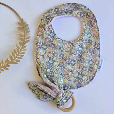 Bavoir Liberty fleuri, coloris parme/ciel/rose – Image 3
