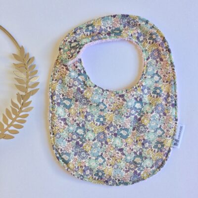 Bavoir Liberty fleuri, coloris parme/ciel/rose