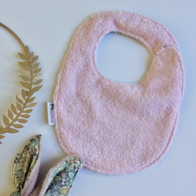Bavoir Liberty fleuri, coloris parme/ciel/rose – Image 2