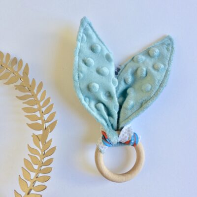 Hochet oreilles Avions minky ciel & anneau de dentition bois – Image 3