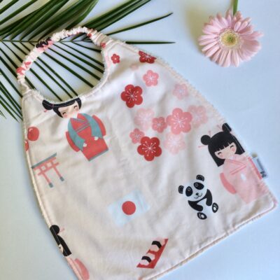 Serviette élastiquée / motif japonais kokeshi rose