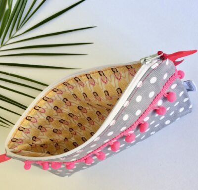 Trousse enduite grise à pois blancs, pompons rose fluo, doublure hawaïenne – Image 2