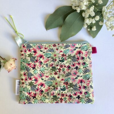 Trousse plate enduite doublée fleurie, coloris rose vert – Image 2