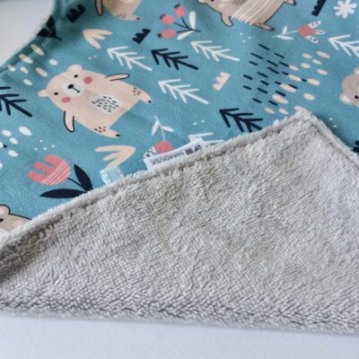 Serviette élastiquée / décor oursons bleu, éponge bambou grise – Image 2