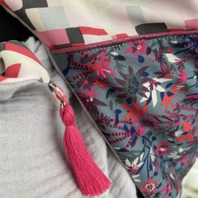 Foulard triangle viscose Liberty et double gaze / rose, gris, rouge – Image 3