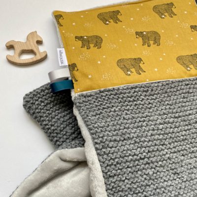 Couverture ours brun baloo - tricot, polaire et tissu - Gris/jaune moutarde – Image 2
