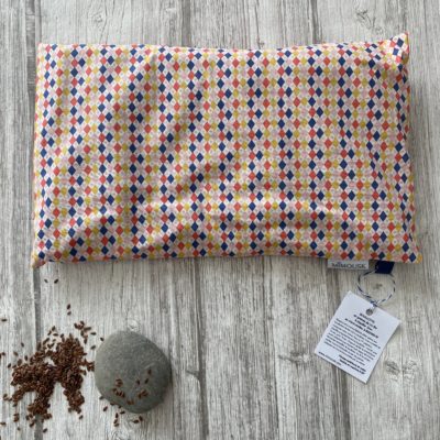 Bouillotte rectangulaire en graines de lin bio, motif arlequin, rouge jaune bleu – Image 2