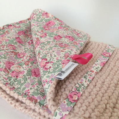 Petite couverture en laine et Liberty rose – Image 2