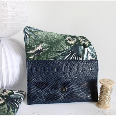 Pochette croco , décor intérieur tropical – Image 2