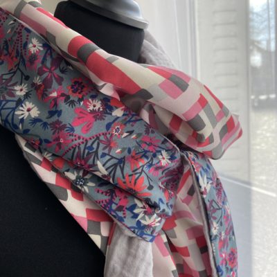Foulard triangle viscose Liberty et double gaze / rose, gris, rouge – Image 4