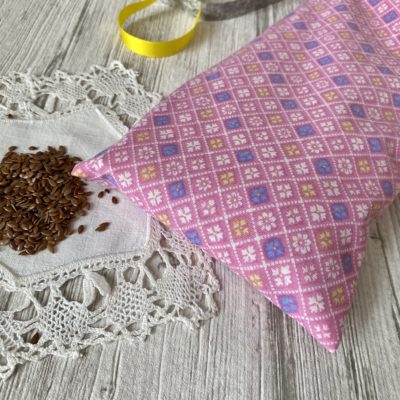 Bouillotte longue XL pour cervicales en graines de lin bio, motif carreaux fleurs, Rose – Image 2