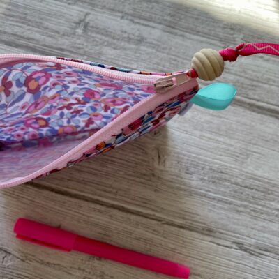 Trousse discrétion enduite / motif fleuri bouton rose – Image 2