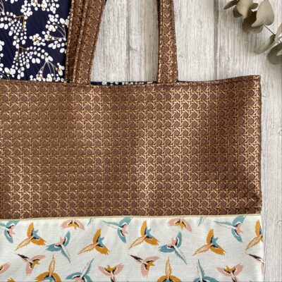 Grand sac cabas simili cannage et oiseaux, coloris marron cuivré