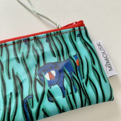 Trousse longue enduite, motif babouins, vert bleu rouge