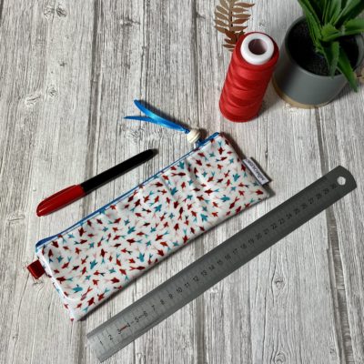 Trousse longue enduite, motif poissons, blanc/bleu/rouge – Image 3