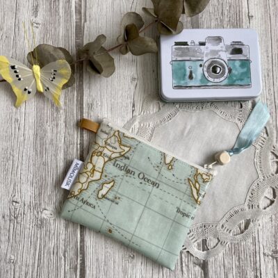 Trousse discrétion enduite / motif Tour du monde, aqua beige – Image 4