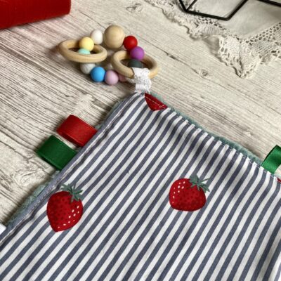 Doudou anneau de dentition, bois et silicone, fraise rayure, rouge bleu blanc vert – Image 2