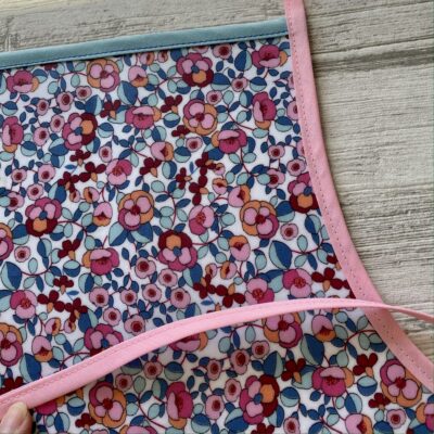 Tablier enduit motif fleuri rose – Image 2