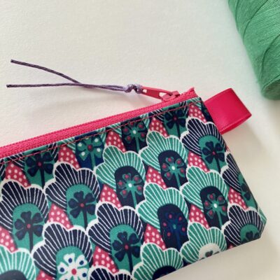 Trousse longue enduite, motif fleuri écailles, vert rose
