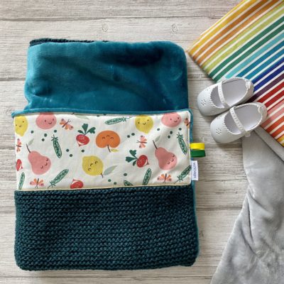 Couverture motif Veggie, tricotée main et polaire - Vert/Blanc